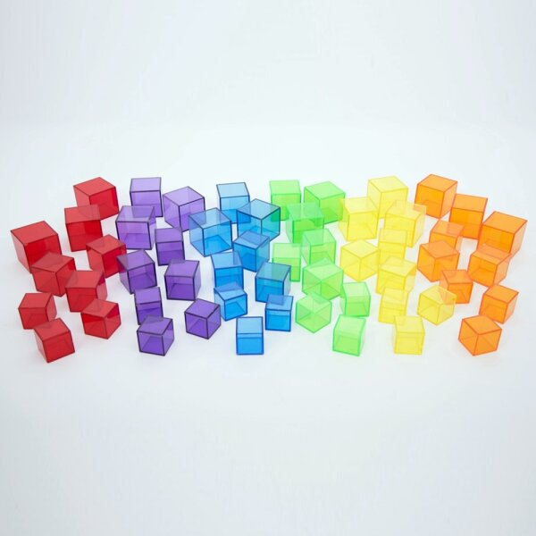 </p>54 cubi di plastica trasparente di diverse dimensioni e colori.</p>