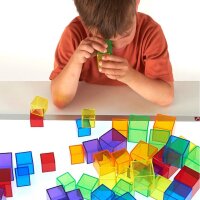 </p>54 cubi di plastica trasparente di diverse dimensioni e colori.</p>