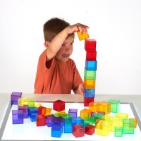 </p>54 cubi di plastica trasparente di diverse dimensioni e colori.</p>