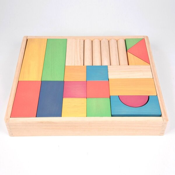 </p>Contiene un totale di 54 grandi blocchi di legno lisci con design tradizionali e un mix di colori naturali e arcobaleno.</p>