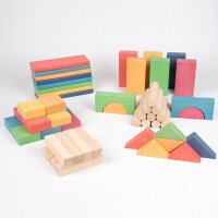 </p>Contiene un totale di 54 grandi blocchi di legno lisci con design tradizionali e un mix di colori naturali e arcobaleno.</p>