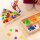 Set di 96 forme di insetti in plastica colorata e traslucida, inclusa scatola portaoggetti