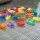 Lot de 72 figurines de voitures en plastique translucide et color&eacute; dans une bo&icirc;te de rangement