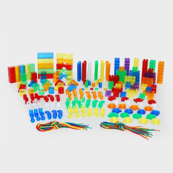 Set con oltre 630 elementi acrilici colorati e traslucidi e corde, inclusa scatola portaoggetti e istruzioni per le attivit&agrave;.