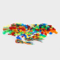 Set con oltre 630 elementi acrilici colorati e traslucidi e corde, inclusa scatola portaoggetti e istruzioni per le attivit&agrave;.