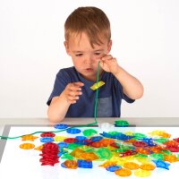 Set con oltre 630 elementi acrilici colorati e traslucidi e corde, inclusa scatola portaoggetti e istruzioni per le attivit&agrave;.