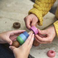 Set con 5 figure in legno colorate da avvitare insieme per giochi di gruppo e di ruolo, inclusa borsa portaoggetti