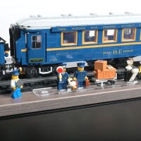 Pr&eacute;sentoir en acrylique pour LEGO&reg; 21344 LOrient Express (avec image darri&egrave;re-plan et sol effet bois)