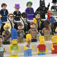 Pr&eacute;sentoir en acrylique pour 40 figurines LEGO&reg; (avec base blanche et tenons)