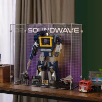 Pr&eacute;sentoir en acrylique pour LEGO&reg; 10358 Transformers: Soundwave (avec image darri&egrave;re-plan et base noire)