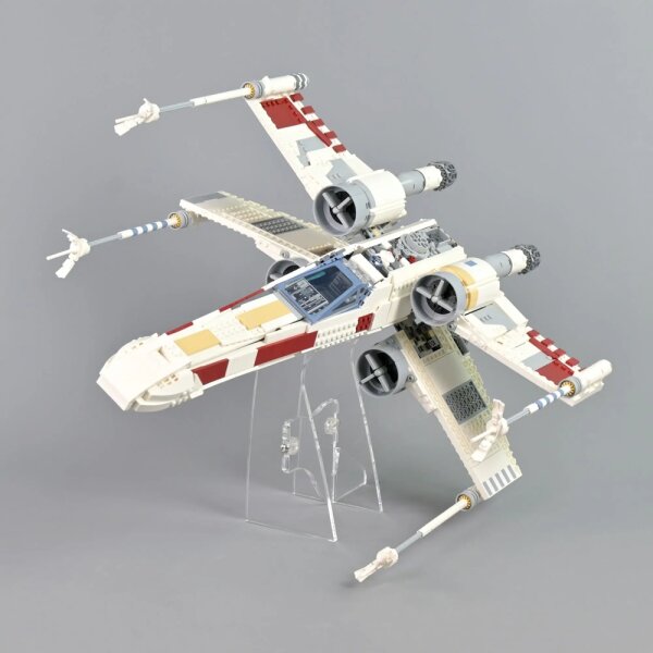 Support en acrylique pour le LEGO&reg; 75355 Star WarsUCS X-Wing Starfighter (inclin&eacute;, 4 cm de haut)