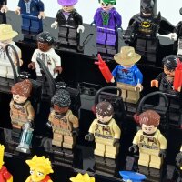 Displayin acrilico per 80 minifigure LEGO&reg; (con base nera e borchie)
