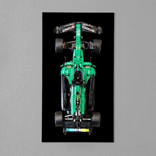 Supporto da parete in acrilico per LEGO&reg; 42240 Auto F1&reg; Aston Martin Aramco AMR25 (con fondo nero)