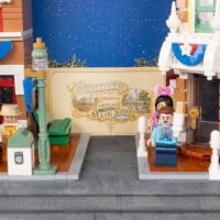 Display in acrilico per LEGO&reg; 43302 Disney - Main Street U.S.A. (con immagine di sfondo e base nera)