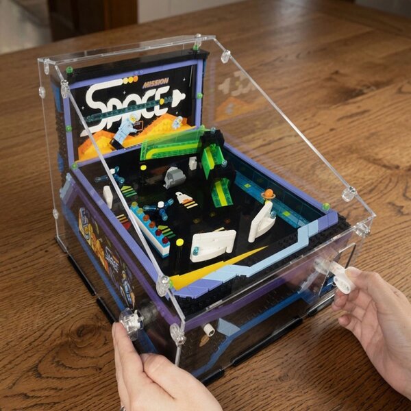 Display in acrilico in edizione speciale per LEGO&reg; 11374 Flipper &ndash; aperture per le funzioni di gioco e base nera