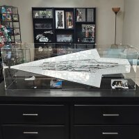 Pr&eacute;sentoir et support XL en acryliquepour LEGO&reg; 75457 Star Wars - Le Super Destroyer Stellaire de classe Executor (inclin&eacute; &ndash; avec fond noire)
