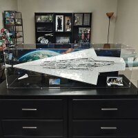 Pr&eacute;sentoir et support XL en acryliquepour LEGO&reg; 75457 Star Wars - Le Super Destroyer Stellaire de classe Executor (inclin&eacute; &ndash; avec image de fond et sol noir)