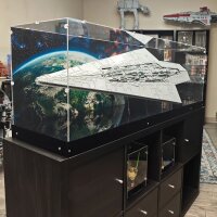Pr&eacute;sentoir et support sp&eacute;ciaux en acrylique XL, adapt&eacute;s au mod&egrave;le IKEA KALLAXpour LEGO&reg; 75457 Star Wars - Le Super Destroyer Stellaire de classe Executor (inclin&eacute; &ndash; avec image de fond et sol noir)