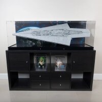 Pr&eacute;sentoir et support sp&eacute;ciaux en acrylique XL, adapt&eacute;s au mod&egrave;le IKEA KALLAXpour LEGO&reg; 75457 Star Wars - Le Super Destroyer Stellaire de classe Executor (inclin&eacute; &ndash; avec image de fond et sol noir)