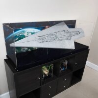 Pr&eacute;sentoir et support sp&eacute;ciaux en acrylique XL, adapt&eacute;s au mod&egrave;le IKEA KALLAXpour LEGO&reg; 75457 Star Wars - Le Super Destroyer Stellaire de classe Executor (inclin&eacute; &ndash; avec image de fond et sol noir)